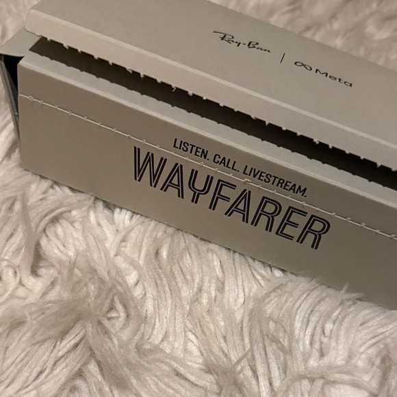 Ray-Ban Black meta Wayfarer with Tan charging Case - Picture 4 of 7